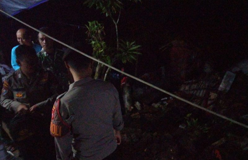 Polsek Cilawu evakuasi rumahwarga yang tertimpa longsor