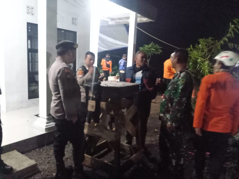 Babinsa Koramil 1114/Cilawu cek lokasi bencana longsor 
