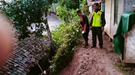 Polsek Banjarwangi cek lokasi tanah longsor