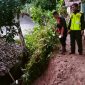 Polsek Banjarwangi cek lokasi tanah longsor
