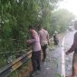 3 personil evakuasi pohon tumbang yang menutupi jalan jalur Limbangan