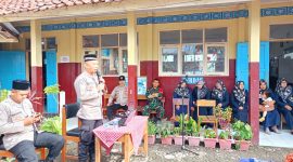 Da'i Kamtibmas Polres Garut berika penyuluhan isra mi'raj di SDN 2 Pananjung