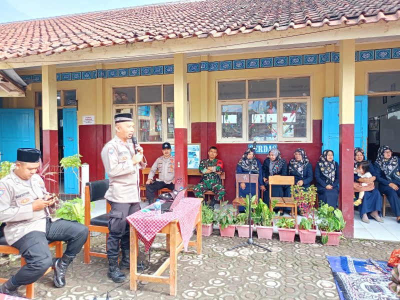 Da'i Kamtibmas Polres Garut berika penyuluhan isra mi'raj di SDN 2 Pananjung