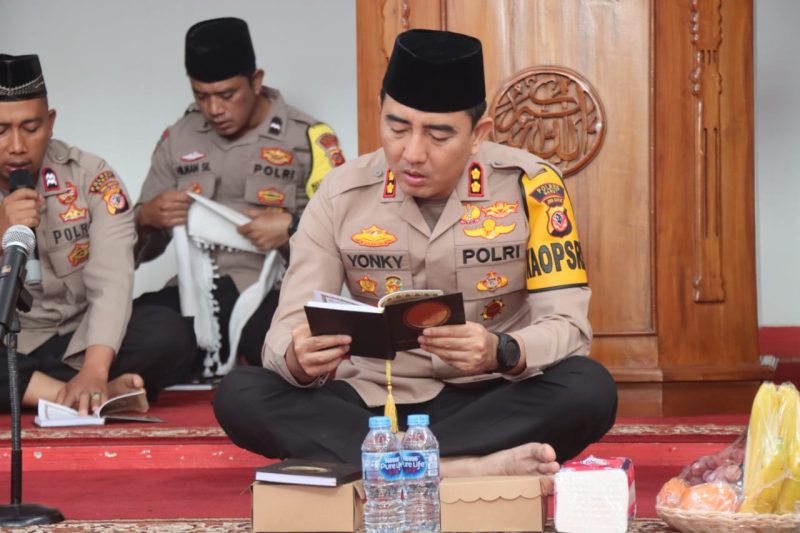 Kapolres Garut AKBP Rohman Yonky Dilatha saat giat Isra Mi'raj