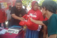 Yudha Puja Turnawan saat berbagi sesama dengan warga 