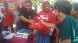 Yudha Puja Turnawan saat berbagi sesama dengan warga 