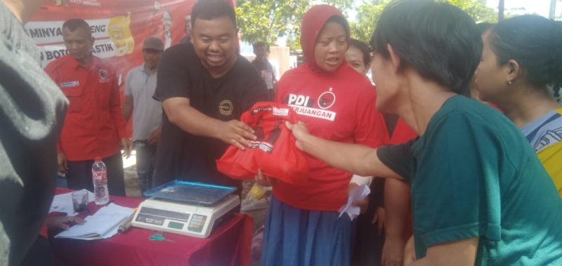 Yudha Puja Turnawan saat berbagi sesama dengan warga 