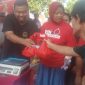 Yudha Puja Turnawan saat berbagi sesama dengan warga 