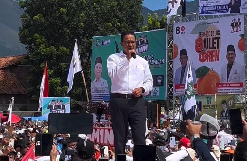 Capres 01 Anies Baswedan saat kampanye di Lapangan Jayaraga Garut