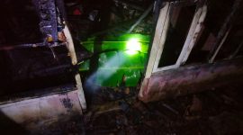 Polsek Cilawu bantu evakuasi korban yang terbakar