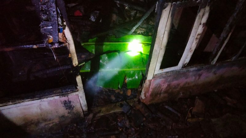 Polsek Cilawu bantu evakuasi korban yang terbakar