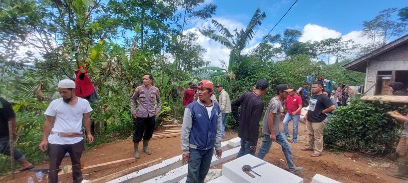 Kapolsek Banjrwangi bantu mobilisasi pembangunan rutilahu