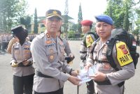Kapolres Garut saat melepas petugas pengamanan TPS di Kabupaten Garut
