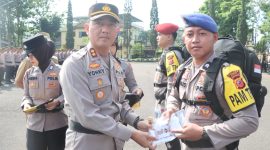 Kapolres Garut saat melepas petugas pengamanan TPS di Kabupaten Garut