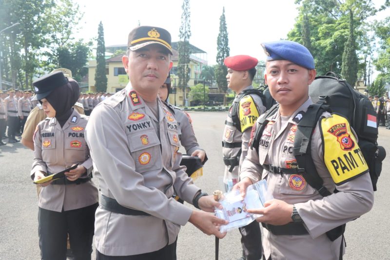 Kapolres Garut saat melepas petugas pengamanan TPS di Kabupaten Garut