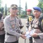 Kapolres Garut saat melepas petugas pengamanan TPS di Kabupaten Garut
