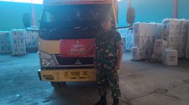 Danramil 1114/Cilawu Kapten Inf Encep Dedi Iskandar saat lakukan pengawalan pendistribusian logistik pemilu 