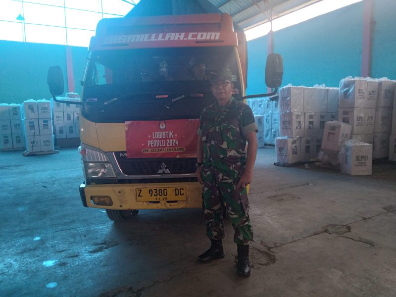 Danramil 1114/Cilawu Kapten Inf Encep Dedi Iskandar saat lakukan pengawalan pendistribusian logistik pemilu 