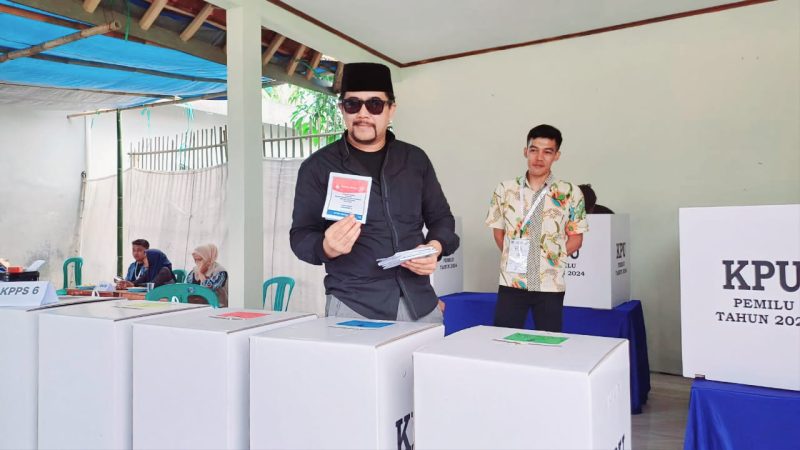 H Alan Partimbang Caleg DPRD Garut untuk Dapil 3 mencoblos di TPS 15 Desa Suci Kecamatan Karangpawitan