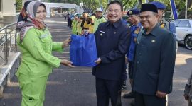 PJ Bupati Garut Barnas Adjidin bagikan paket sembako ke 44 petugas kebersihan jelang Hari Jadi Garut ke 211