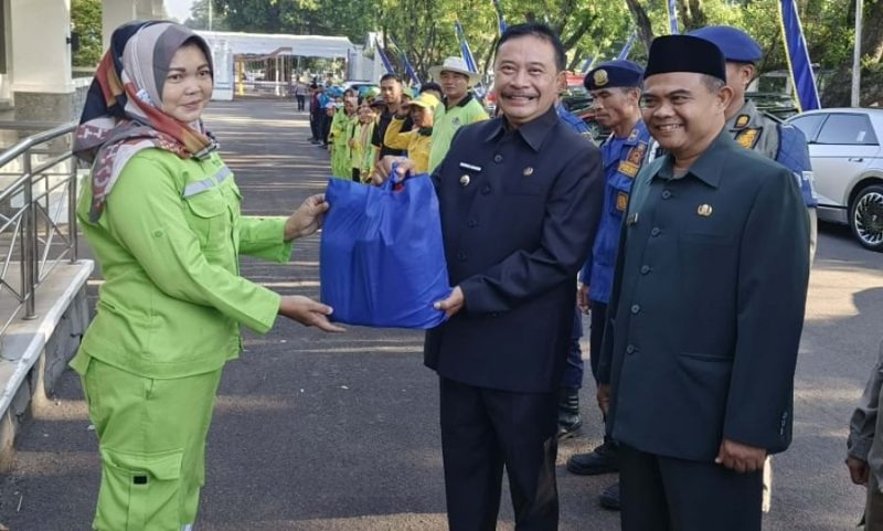 PJ Bupati Garut Barnas Adjidin bagikan paket sembako ke 44 petugas kebersihan jelang Hari Jadi Garut ke 211