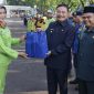 PJ Bupati Garut Barnas Adjidin bagikan paket sembako ke 44 petugas kebersihan jelang Hari Jadi Garut ke 211