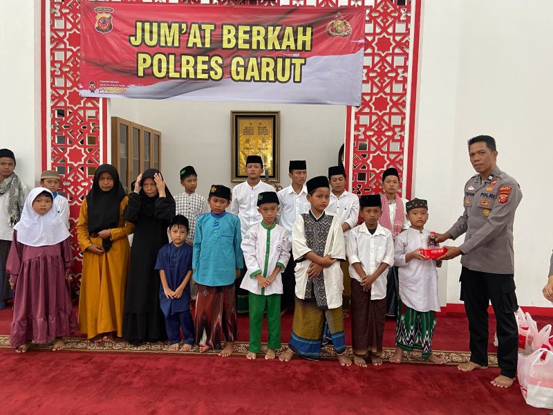 Polres Garut santuni anak yatim di Wanaraja
