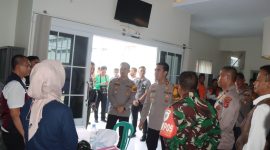 Kapolres Garut AKBP Rohman Yonky Dilatha saat monitoring surat suara di tingkat PPK