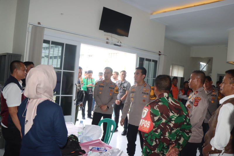 Kapolres Garut AKBP Rohman Yonky Dilatha saat monitoring surat suara di tingkat PPK