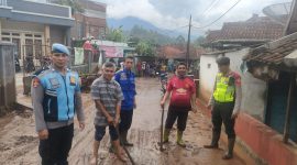 Polsek Cisurupan bantu bersihkan lumpur