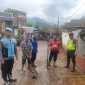 Polsek Cisurupan bantu bersihkan lumpur
