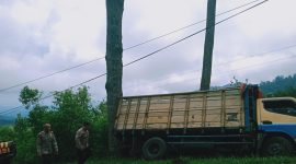 Truk terperosok di tanjakan Sentral Pananjung