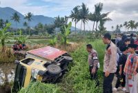Truk terguling di jalan Ibrahim Adji