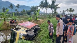 Truk terguling di jalan Ibrahim Adji