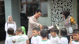 Kebersamaan Kapolres Garut bersama anak TK Kartika Siliwangi 25