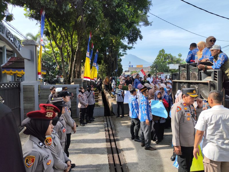 Polres Garut saat pengawalan guru honrer