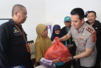 Kapolres Garut salurkan bansos untuk warga Cisurupan