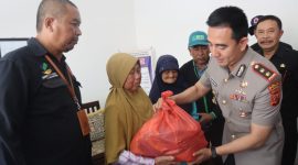 Kapolres Garut salurkan bansos untuk warga Cisurupan
