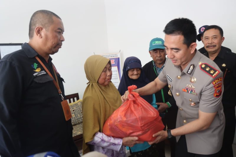 Kapolres Garut salurkan bansos untuk warga Cisurupan
