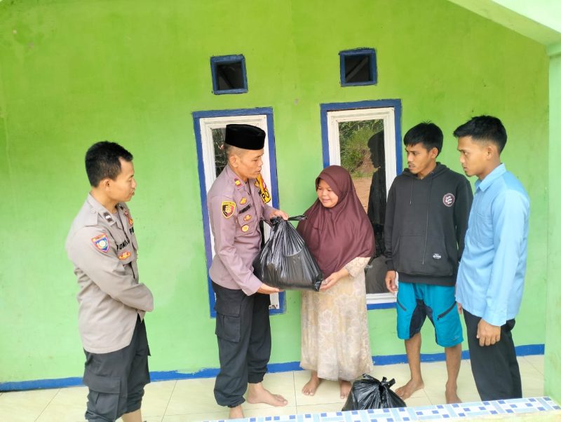 Polsek Banjarwngi salurkan bansos kepada warga terdampak bencana