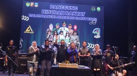 Komandan Kodim 0611/Grt Letkol Czi Dhanisworo, S.Sos tampil manggung Bersama Grup Band Jamrud