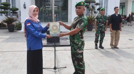 Kasdim 0611/Grt Mayor Inf Jaja saat menerima 1000 Al-Quran dari GSJ kabupaten Bekasi