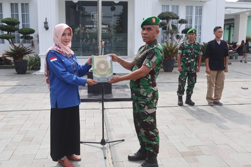 Kasdim 0611/Grt Mayor Inf Jaja saat menerima 1000 Al-Quran dari GSJ kabupaten Bekasi