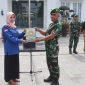 Kasdim 0611/Grt Mayor Inf Jaja saat menerima 1000 Al-Quran dari GSJ kabupaten Bekasi