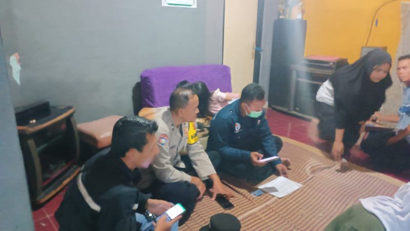 Polsek Cibatu saat di rumah almarhum
