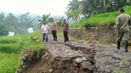 Foto : Kapolsek Pakenjeng cek lokasi longsor