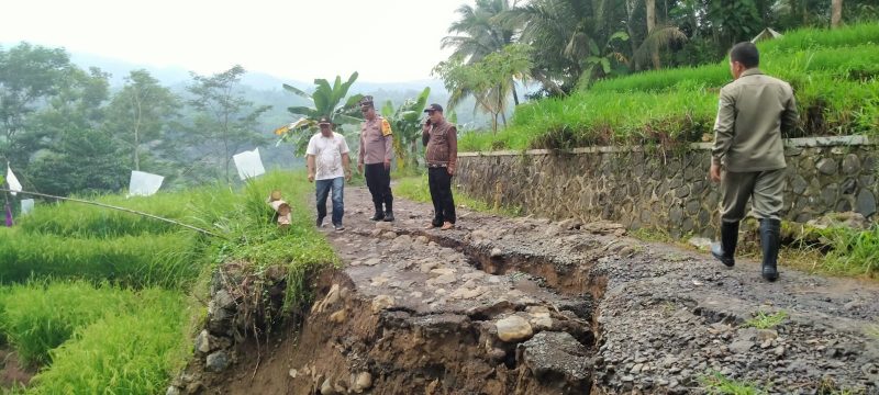 Foto : Kapolsek Pakenjeng cek lokasi longsor