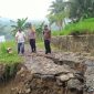 Foto : Kapolsek Pakenjeng cek lokasi longsor