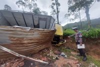 Foto : Truck Box yang terguling tabrak tebing