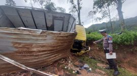 Foto : Truck Box yang terguling tabrak tebing